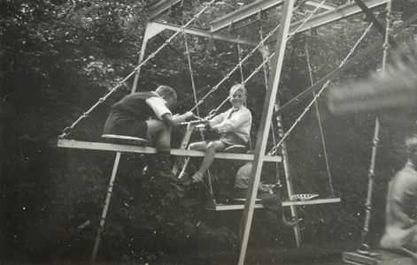 350925 Afbeelding van leden van de Utrechtsche Gymnastiek- en Schermvereniging Bato, in, vermoedelijk, de speeltuin bij ...